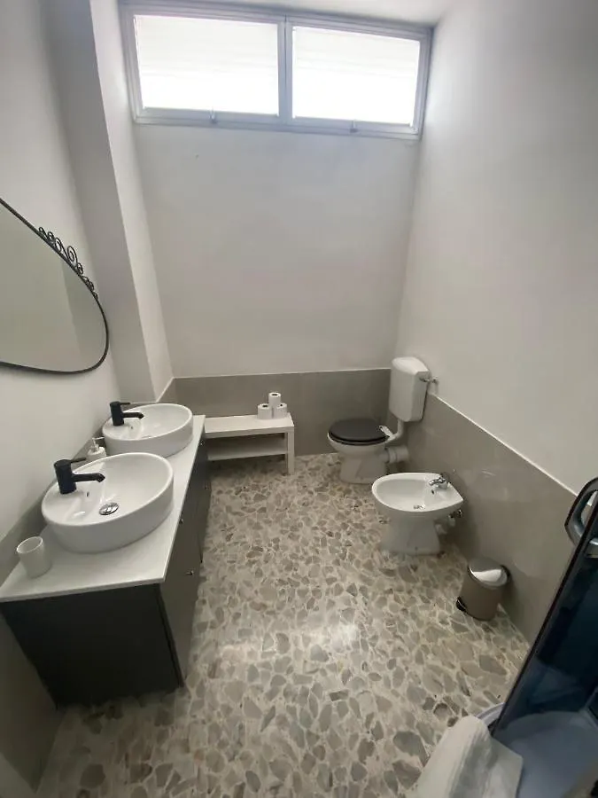 Intero Appartamento 4 Camere Da Letto 3 Bagni 12 Posti Letto Cado Dalle Nubi Bari Italien